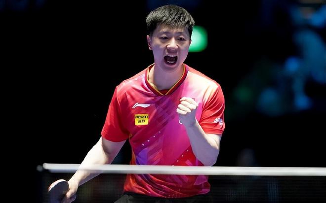 孙颖莎的身体柔韧性太好了，膝盖不弯，就这样直下去系鞋带，没几个人能做到吧